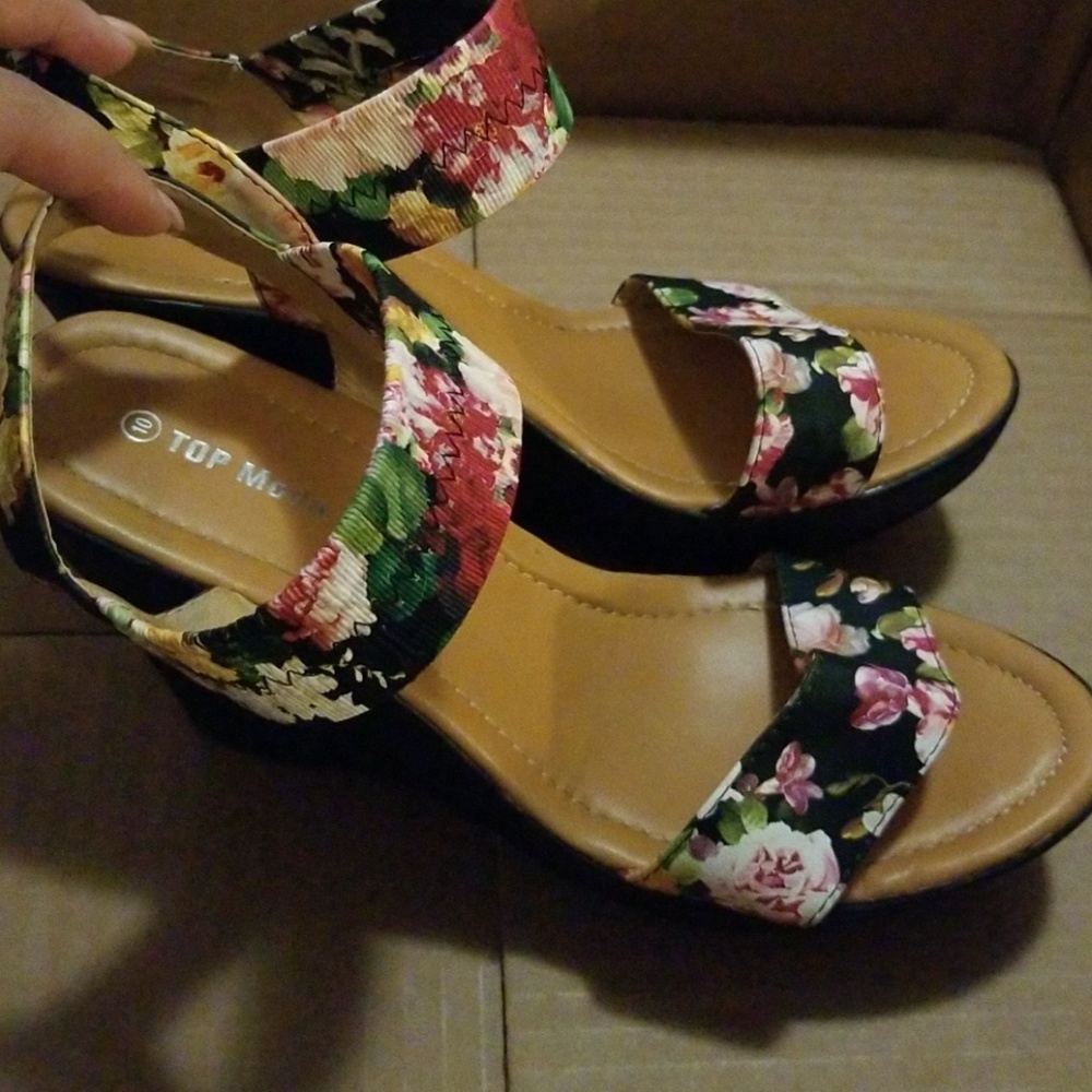 Flowery wedges